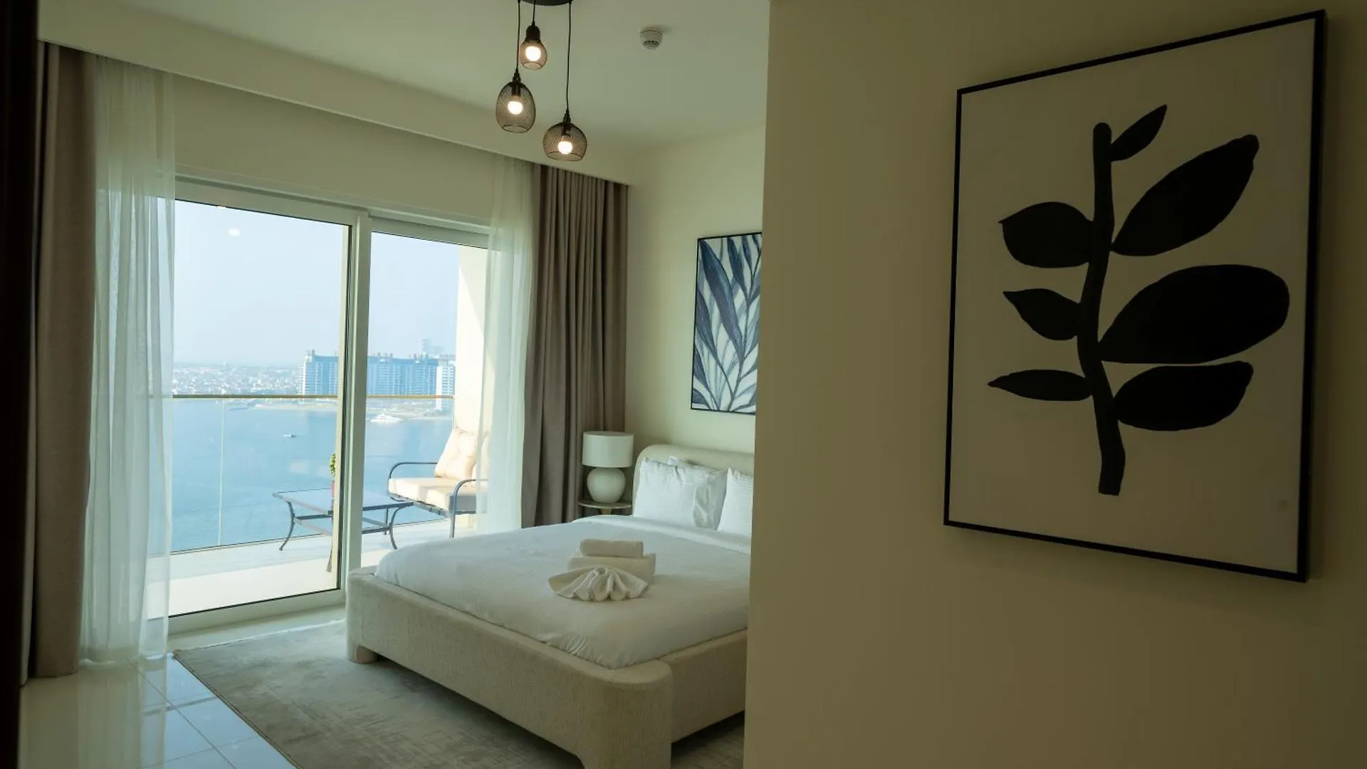 Homes & Beyond I Pristine 2Br With Waterfront View Dubai 0*,