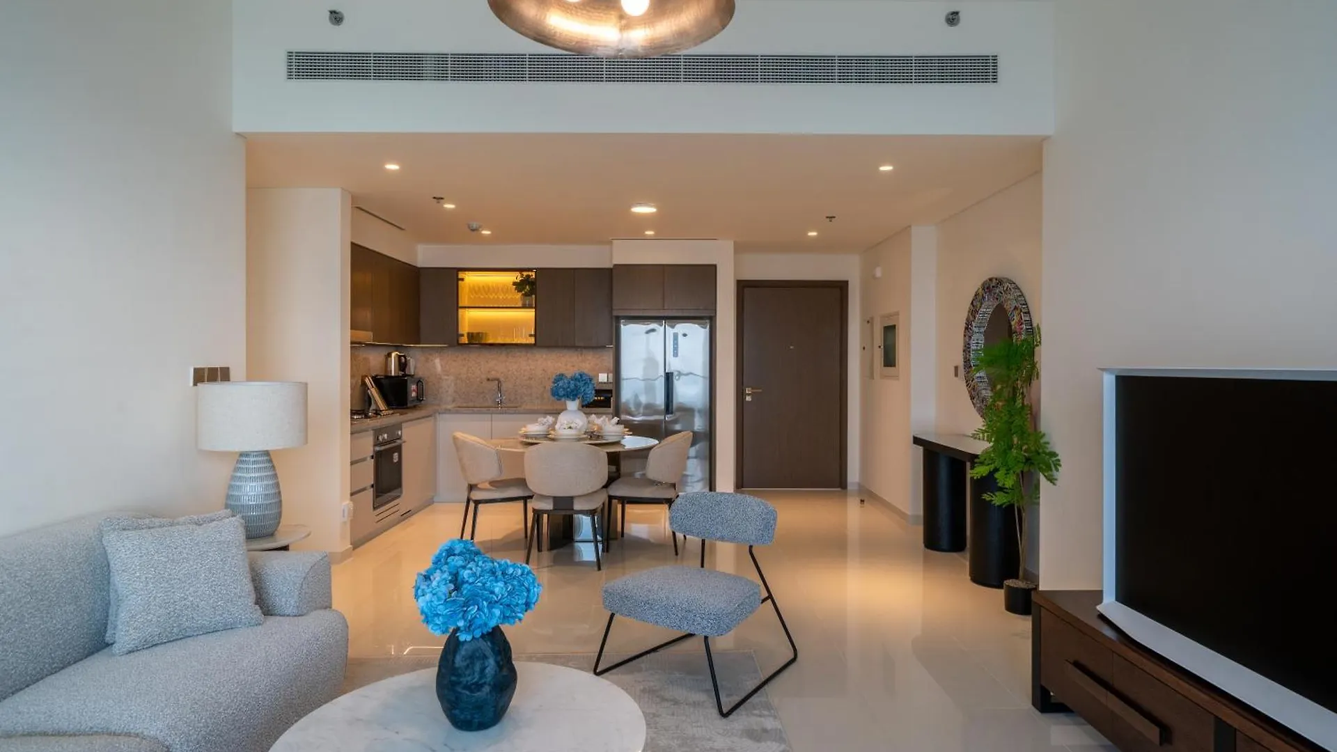 Homes & Beyond I Pristine 2Br With Waterfront View Dubai Apartment