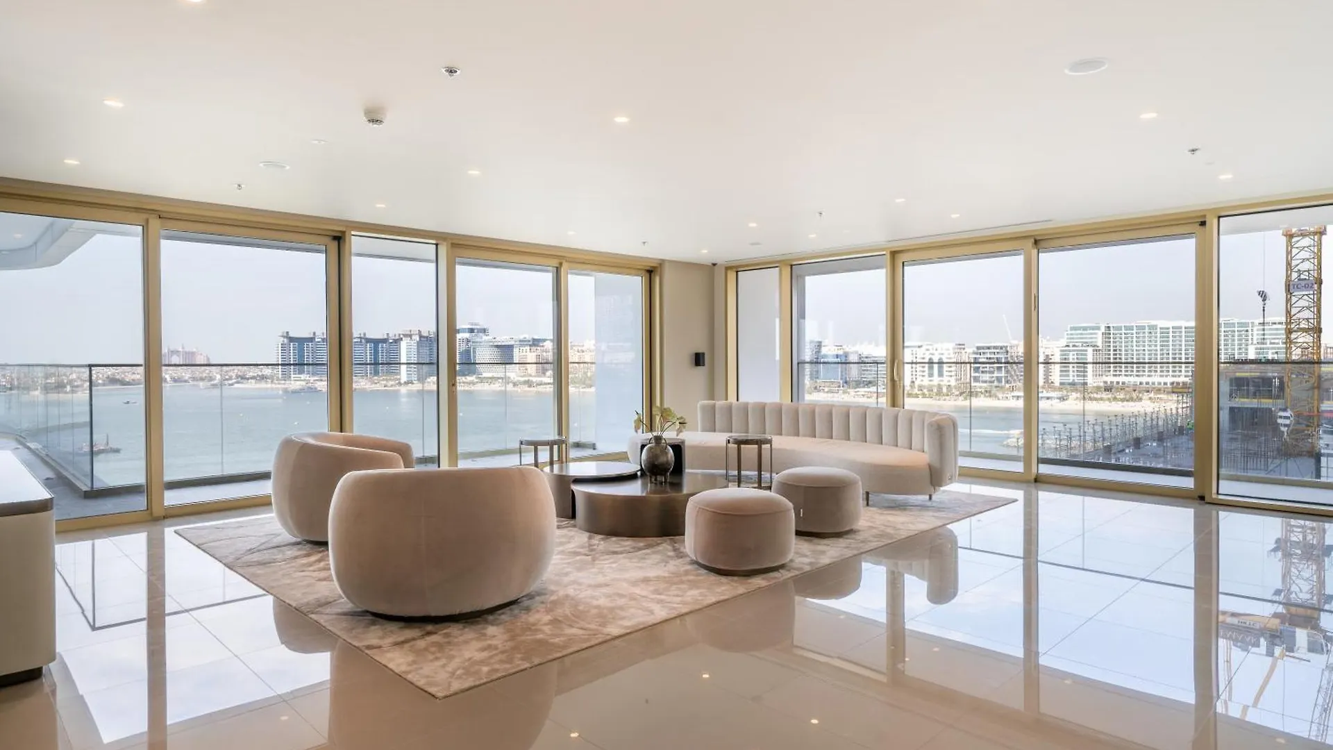 Homes & Beyond I Pristine 2Br With Waterfront View Dubai Apartment