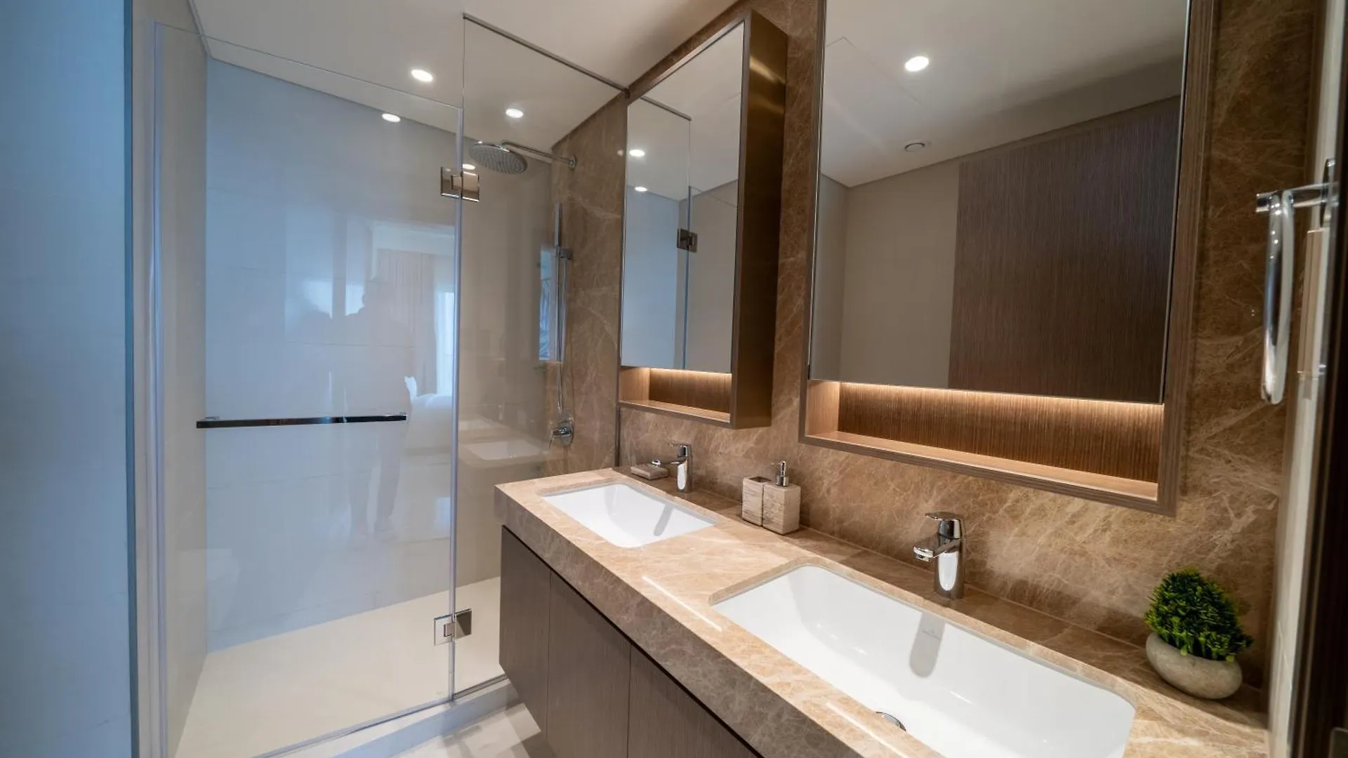 Homes & Beyond I Pristine 2Br With Waterfront View Dubai United Arab Emirates